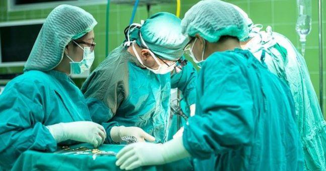 Imagen de la noticia: Médicos amputan por error la pierna equivocada