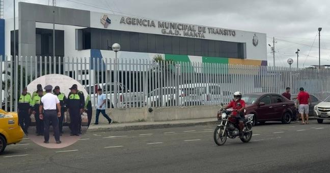 Imagen de la noticia: Agentes de Tránsito de Manta se pronuncian tras intervención