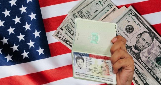 Imagen de la noticia: Visa a EE.UU. costará más: Trump impone nueva tarifa 
