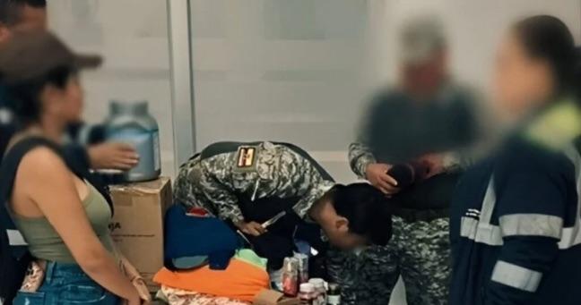 Detienen a mujer en el aeropuerto de Manta, Manabí