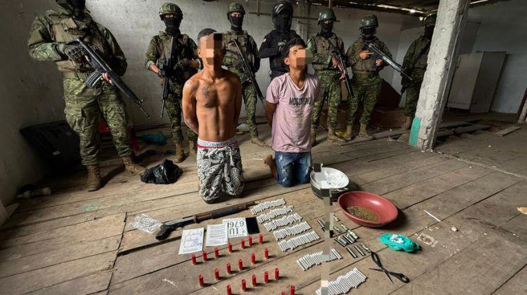 Menores con arma, municiones y droga en Pedernales, al norte de Manabí