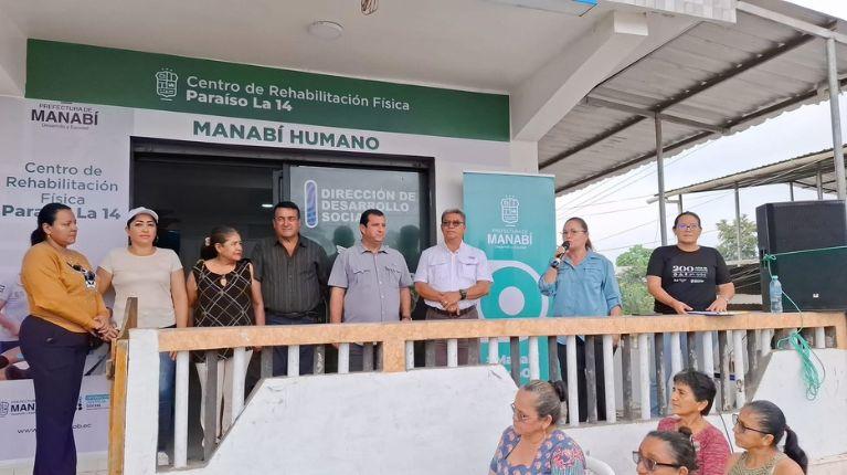 Prefecto de Manabí entrega centro de salud e inspecciona puente en El Carmen