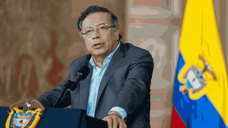 Imagen de la noticia: Gustavo Petro genera polémica por gesto en acto oficial