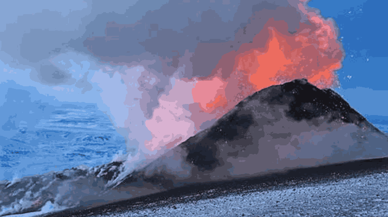 Imagen de la noticia: Volcán Kliuchevskói entra en erupción tras fuerte terremoto