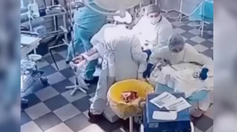 Cirujanos rusos continúan cirugía en plena catástrofe sísmica