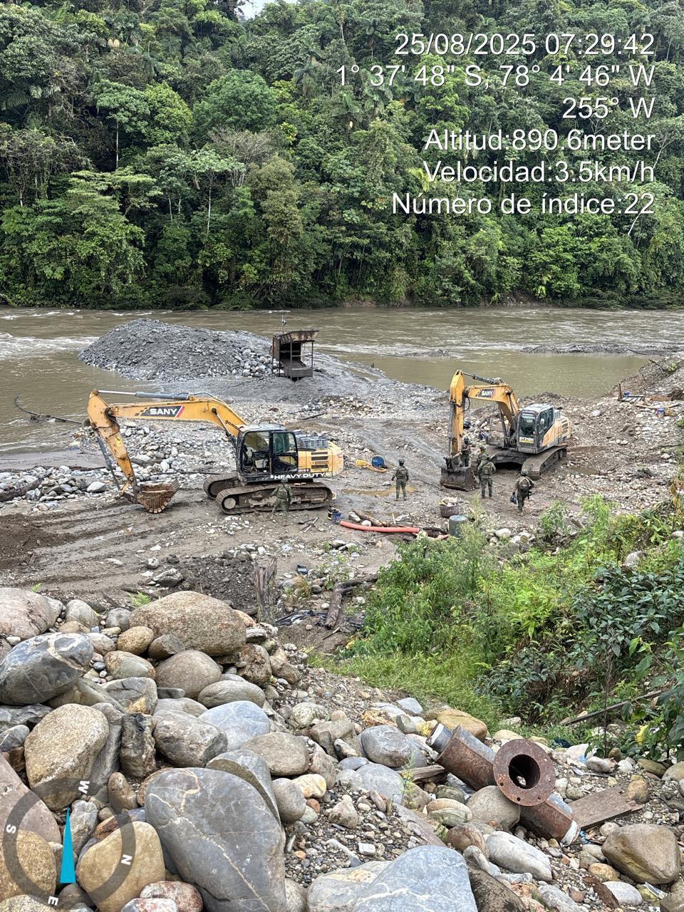 Destruyeron 11 excavadoras usadas en minería ilegal en el Parque Nacional Sangay