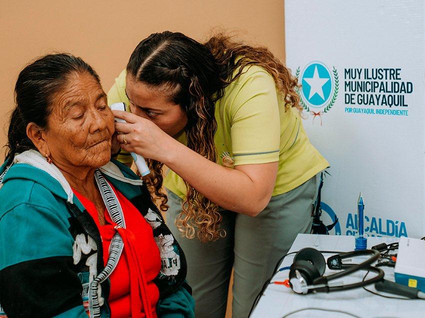 Más de 900 guayaquileños reciben prótesis auditivas gratuitas en programa municipal
