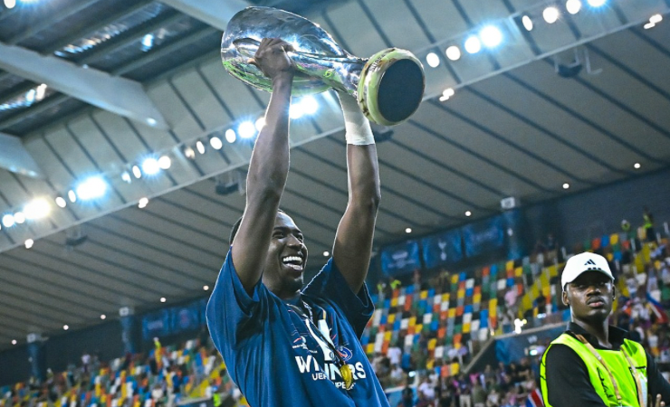 Willian Pacho hace historia: 10 títulos en solo seis años de carrera