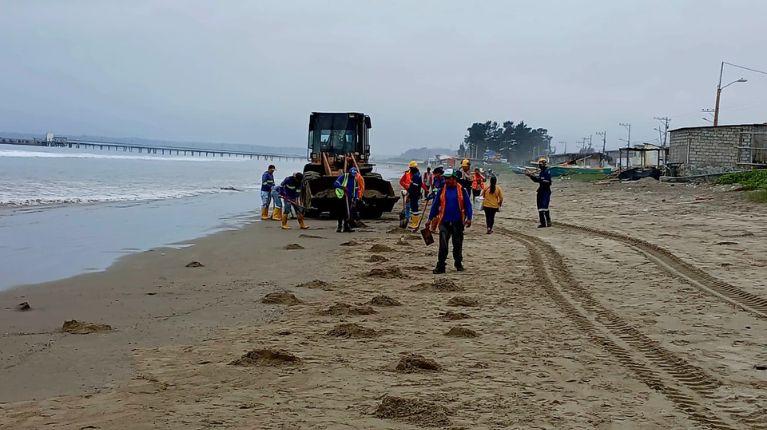 Playa de Monteverde en Santa Elena fue cerrada por 48 horas debido a derrame de hidrocarburo