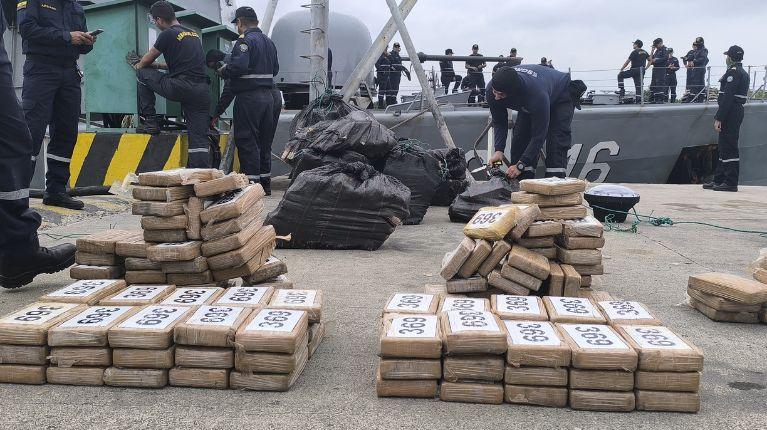 Imagen de la noticia: 20 bultos de droga fueron incautados por el Bloque de Seguridad en las costas de Santa Elena