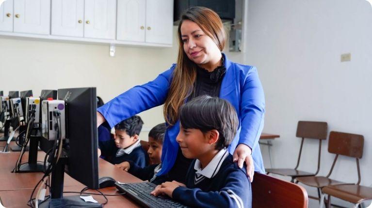 Gobierno abre convocatorias para incorporar 2.800 nuevos profesionales al sistema educativo