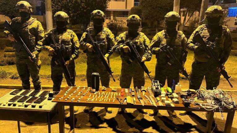 Decomisan droga, celulares y otros objetos prohibidos durante operaciones militares en la cárcel de Riobamba