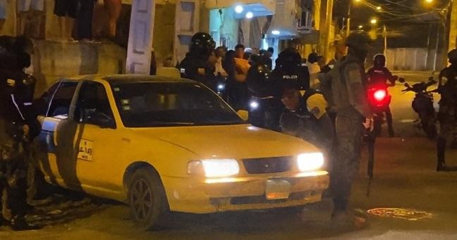 Ataque armado deja víctimas dentro de un taxi en Manta