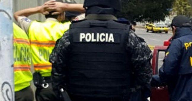 Policía detenido por extorsión en Ecuador: le exigía $12.000 a una mujer