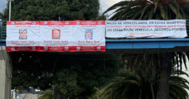Pancartas en Quito exhiben recompensa de EE.UU. por Nicolás Maduro