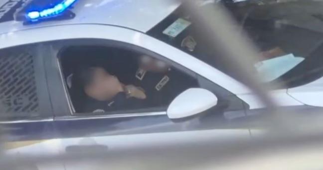 Captan a policías teniendo intimidad dentro de una patrulla