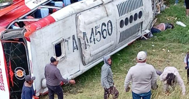 Bus de pasajeros se vuelca en Chimborazo y deja heridos