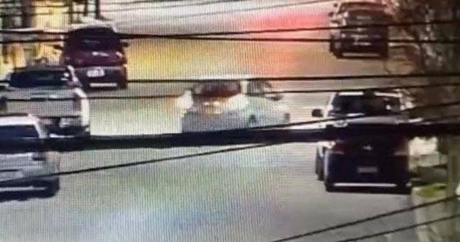 Discute con su expareja y la arrastra con su auto
