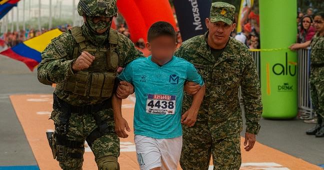 Militares ayudan a niño a cruzar la meta: gesto conmueve en maratón