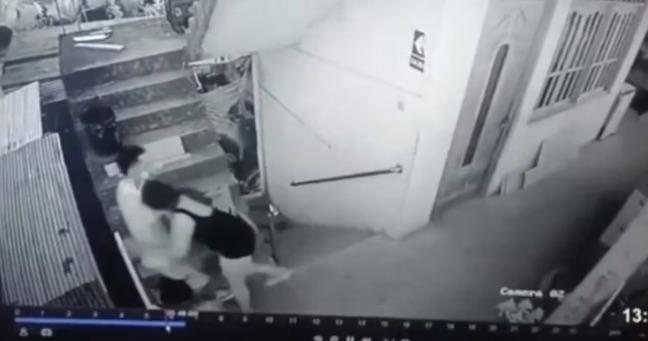 Mujer muere al caer de un segundo piso por evitar que le revisen el celular