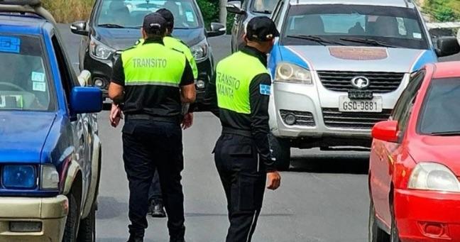 Agentes de tránsito de Manta rechazan versión policial