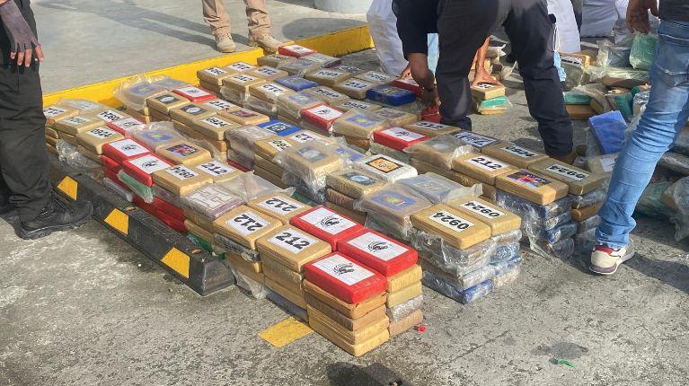 Imagen de la noticia: Dos toneladas de droga en aguas internacionales; contenedores contaminados bajo &#8216;gancho ciego&#8217;