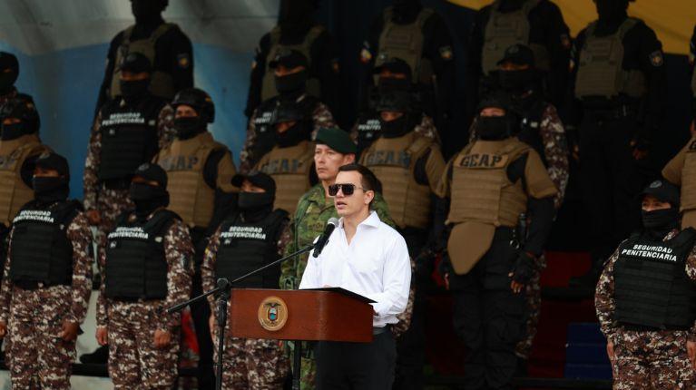 Gobierno entrega más de 4.000 chalecos balísticos y uniformes para guías penitenciarios