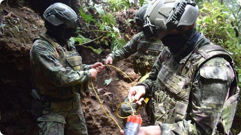 Brigada de Caballería Blindada destruyó bocaminas en Cumandá, Chimborazo