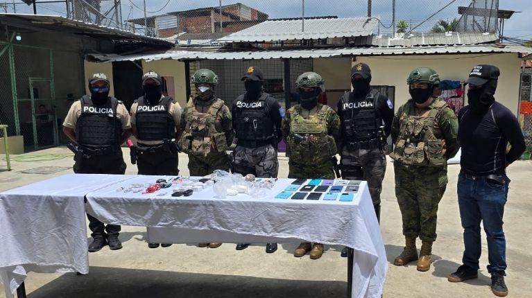 Militares intervinieron la cárcel de mujeres de Portoviejo y decomisaron teléfonos celulares