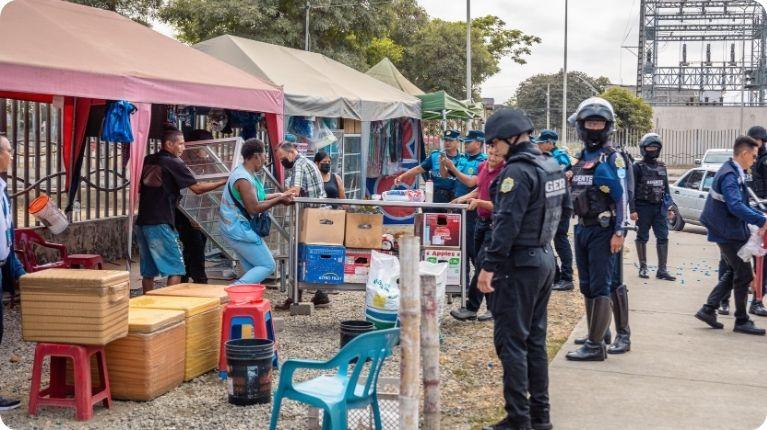 Funcionarios desalojan carpas en hospital de Monte Sinaí donde se expendían medicinas sin control