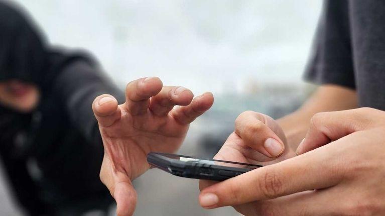 Ladrones de celulares en bus de Quito quedan grabados en videollamada