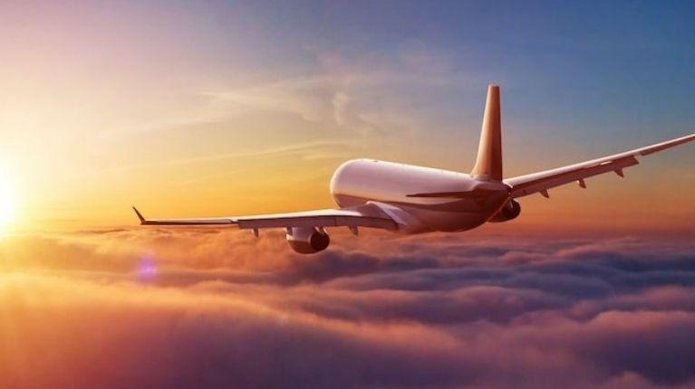 Pareja británica detenida tras tener relaciones íntimas en un avión