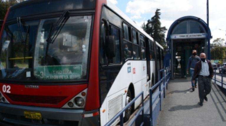 Guardia impide ingreso de persona ciega a la Ecovía en Quito