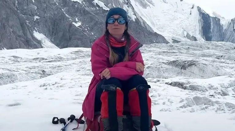 Búsqueda de alpinista rusa atrapada a 7.000 metros queda suspendida; su hijo insiste en continuar