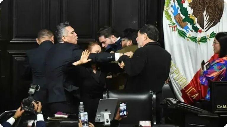 Golpes y empujones sacuden al Congreso mexicano