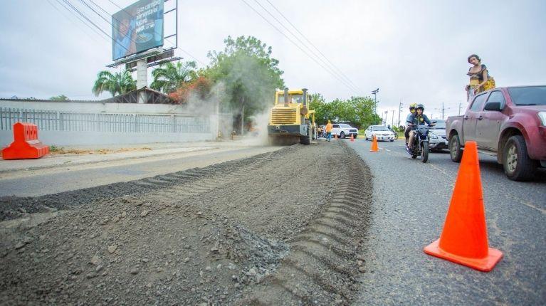 Imagen de la noticia: Inició el mantenimiento vial desde el redondel de la Tejedora en Montecristi hasta el IESS en Manta, en Manabí