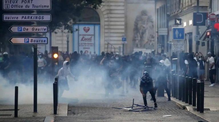 Caos total en Francia: disturbios, detenidos y un despliegue inédito de 80.000 policías