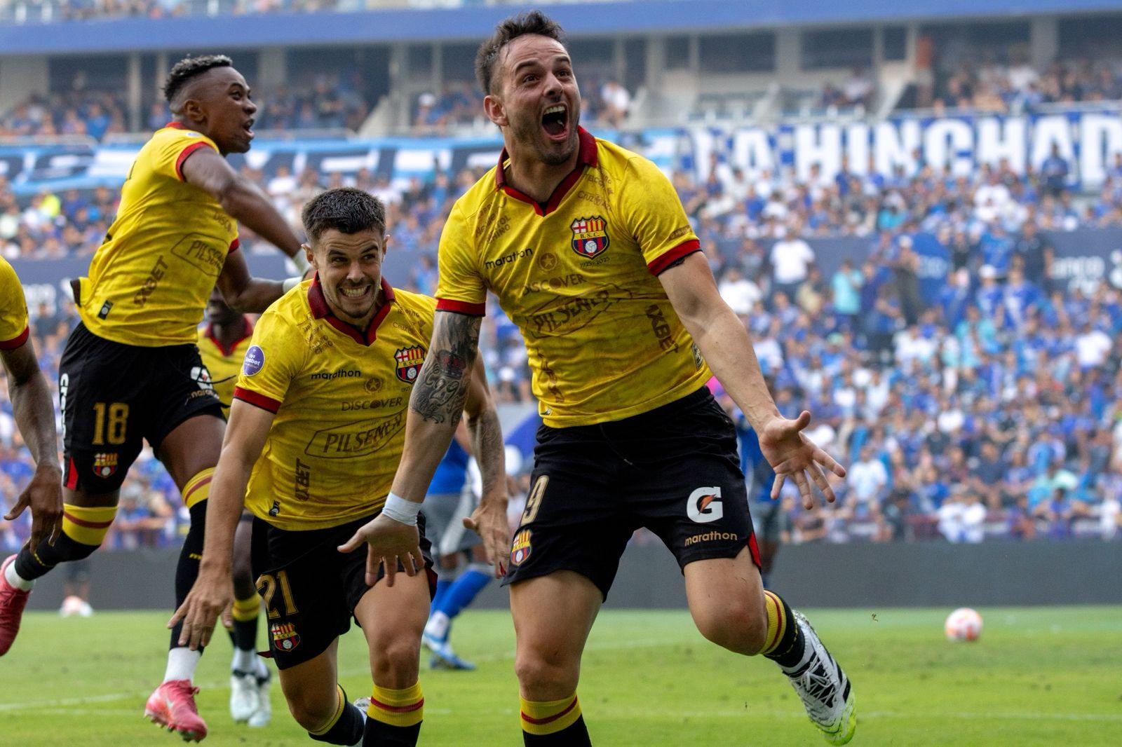 (VIDEO) Entre botellazos y disturbios, Barcelona SC goleó 4-0 a Emelec 