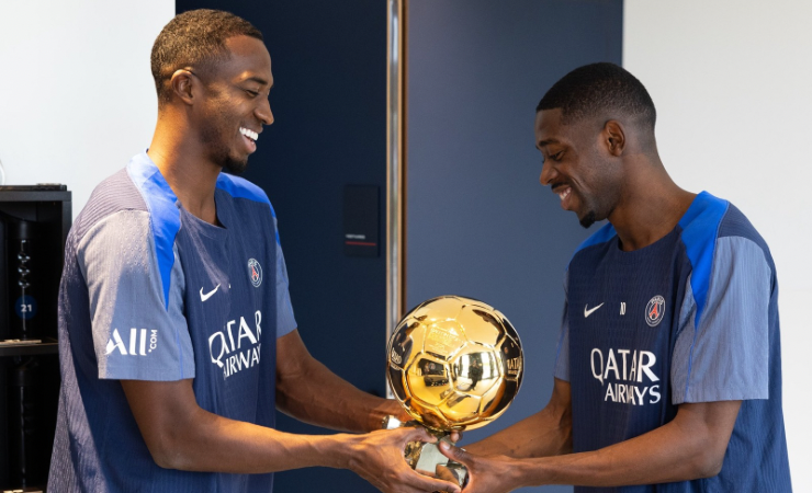 Dembélé llevó el Balón de Oro al PSG y lo presentó junto a Willian Pacho