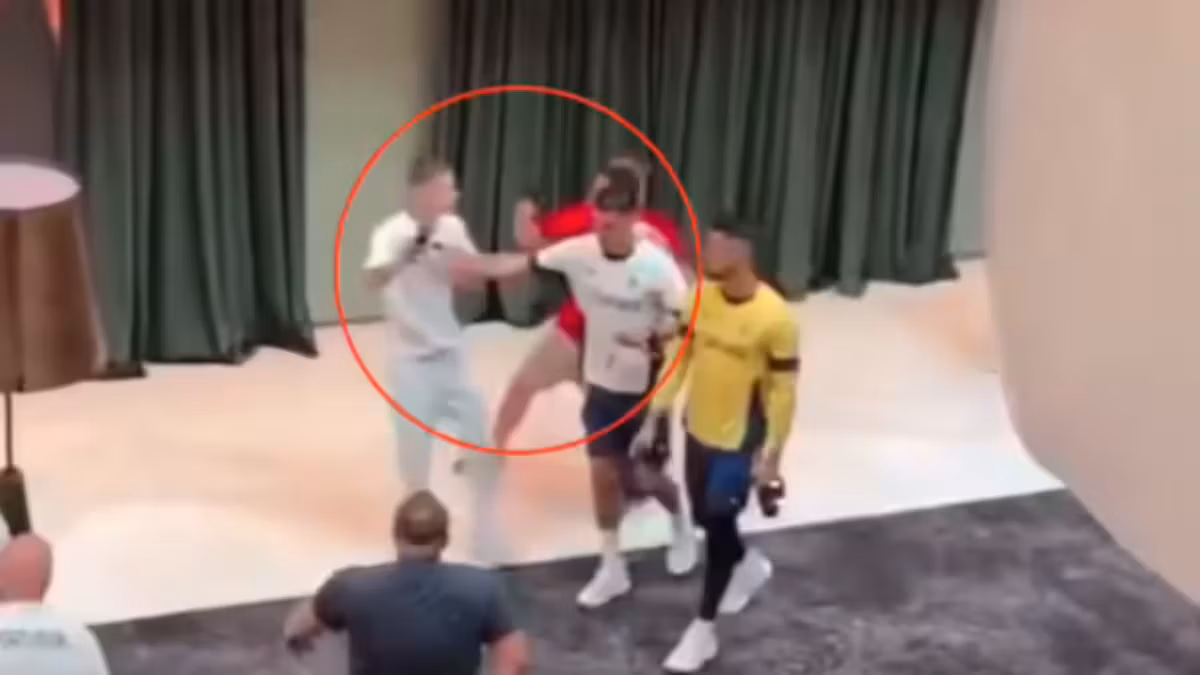(VIDEO) Cristiano Ronaldo empuja a un hincha que intentó tomarse una foto