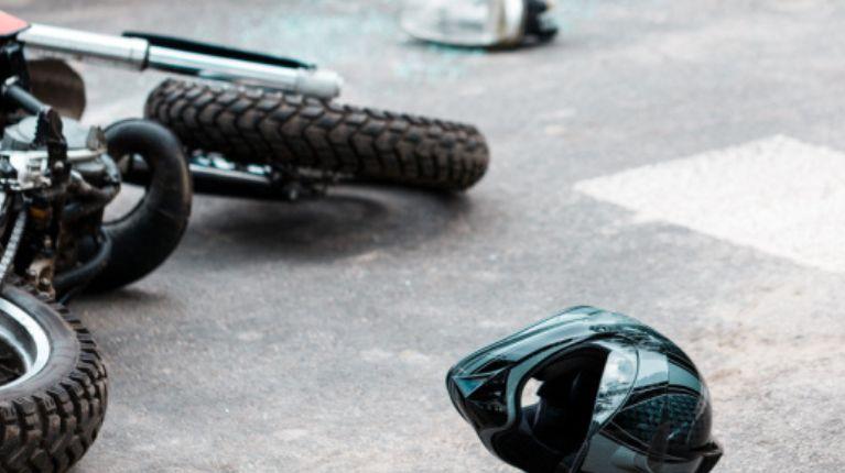 Accidente de tránsito: motociclista murió tras chocar contra poste de alumbrado público