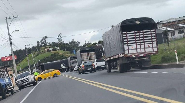 Carchi mantiene bloqueo de vías por eliminación del subsidio al diésel