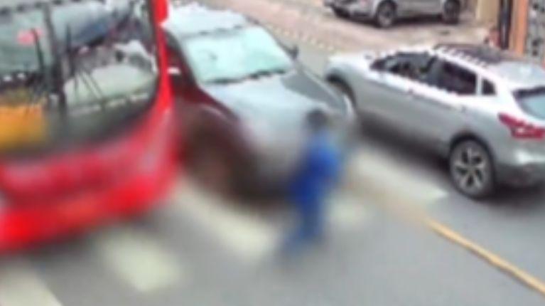 Estudiante fue atropellado frente a un colegio en Cuenca, todo quedó grabado