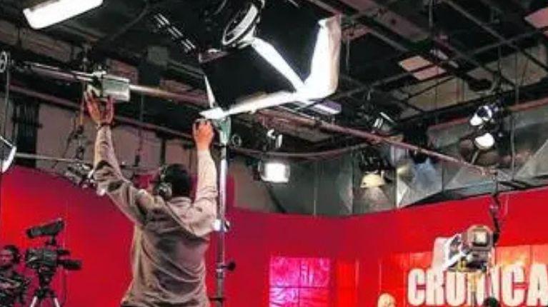 Hombre armado con un cuchillo irrumpió en un estudio de televisión, pero terminó llorando y detenido
