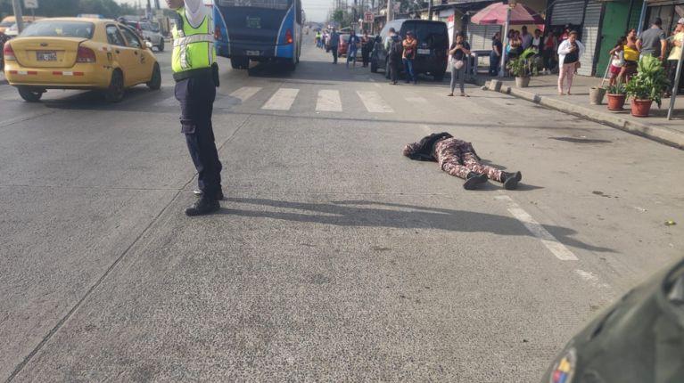 Guía penitenciaria fue acribillada frente a cárcel de Guayaquil
