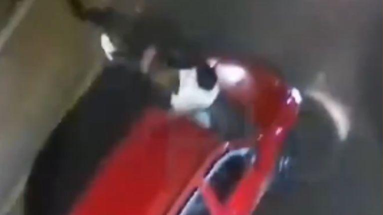 Un hombre en aparente estado etílico se lanzaba sobre los vehículos en Riobamba, todo quedó grabado