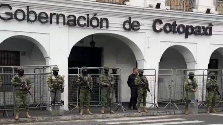Amplio contingente militar y policial en resguardo de la sede del Ejecutivo en Latacunga