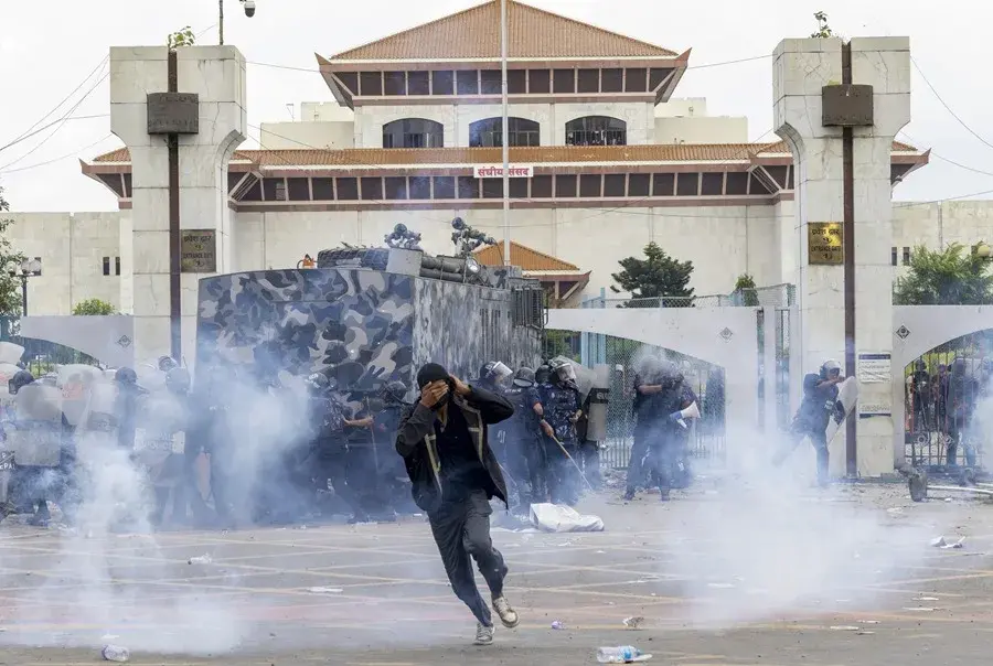 Crisis en Nepal: manifestantes incendian viviendas de políticos y el parlamento