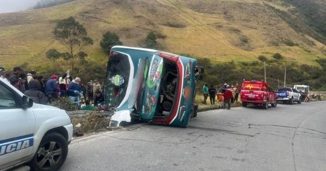 Fatal accidente de tránsito de bus con pasajeros en Ecuador: cuatro muertos y al menos siete heridos