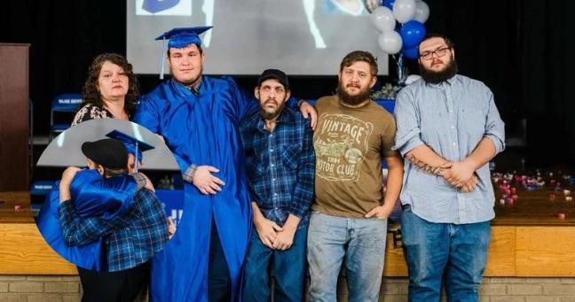 Joven adelanta su graduación por su papá con cáncer terminal: gesto viral conmueve al mundo